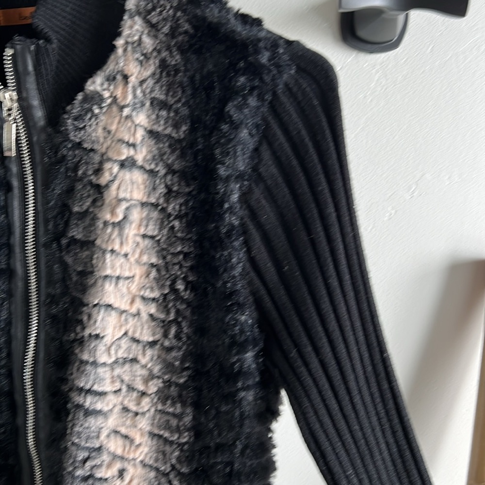 Absolutely stunning faux fur zippered sweater by belldini. - Picture 4 of 12